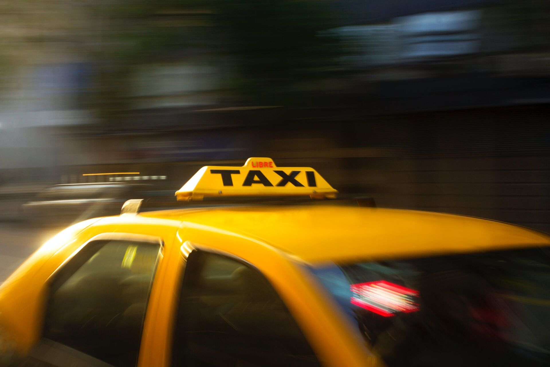 Jak podróżować taksówką bezpiecznie i ekonomicznie?