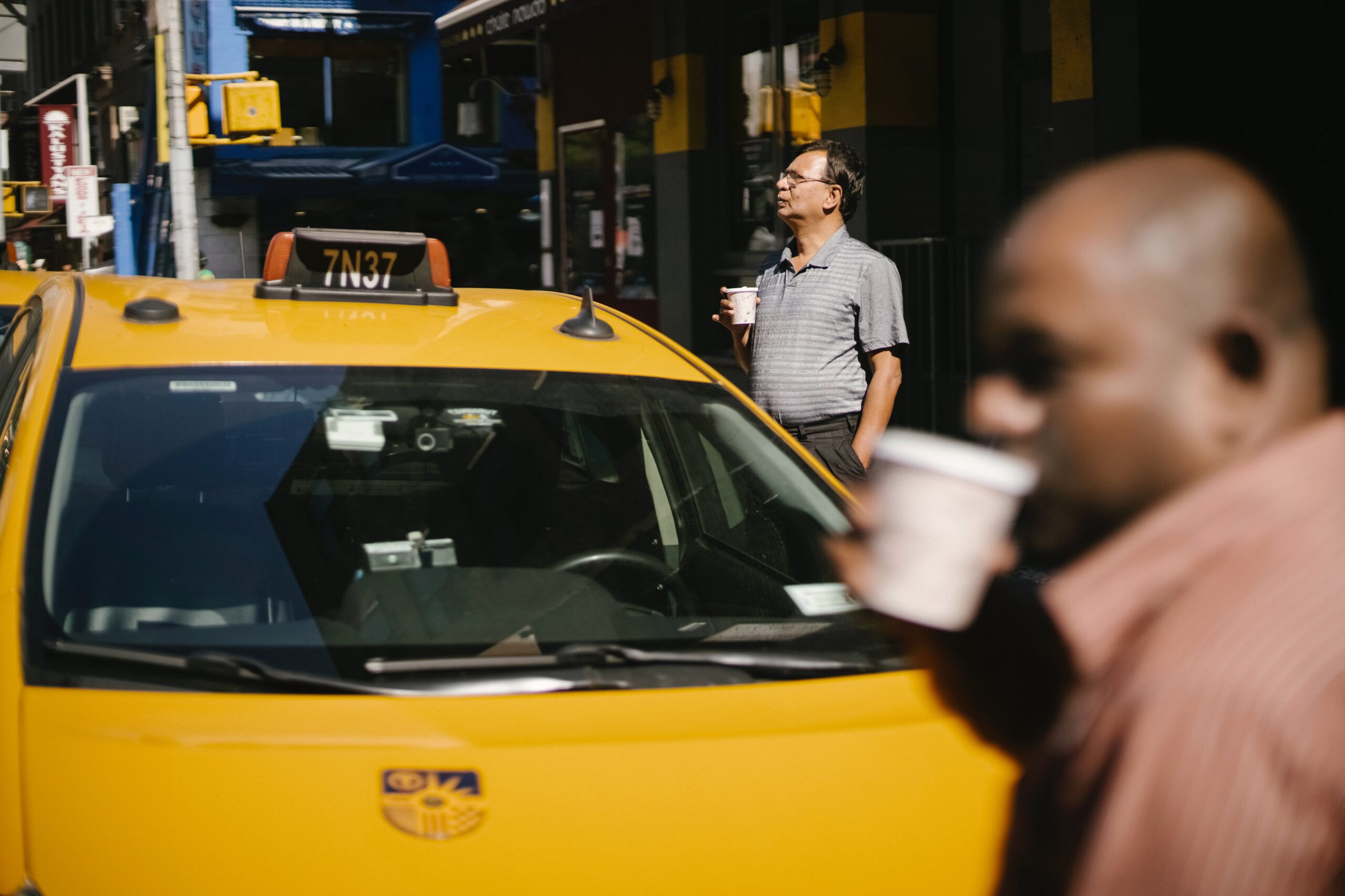 Bezpieczne podróżowanie taksówką: 7 niesamowitych trików, które sprawią, że poczujesz się jak VIP